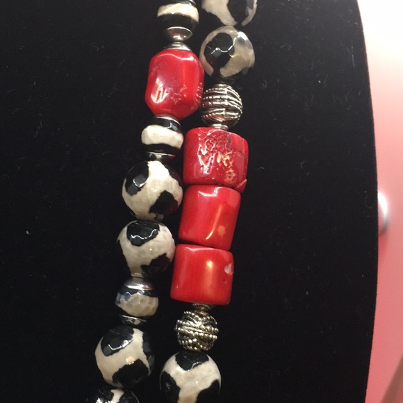 Handmade Black and White Agate Necklace - Picture 3 of 3